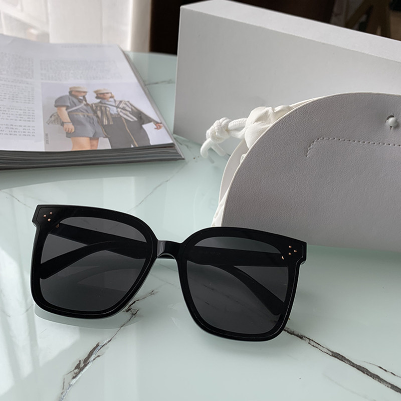 The old guest BI enters the star gas field BI prepare a pair of black glasses ~ display face small square anti-blue sunglasses men and women