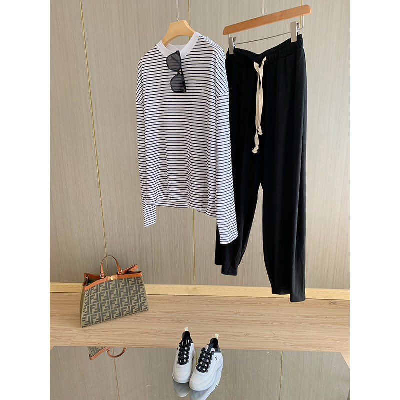 Hundred and cross - striped control~classic fashion round-neck embroidery loose long - sleeved Model T - shirt female spring new product