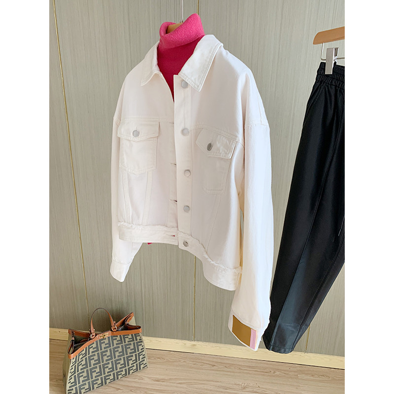 Anti-wrinkle and wear-resistant combed cotton~comfortable and breathable, fashionable leather label with button buckle, off-white ladies' denim short jacket