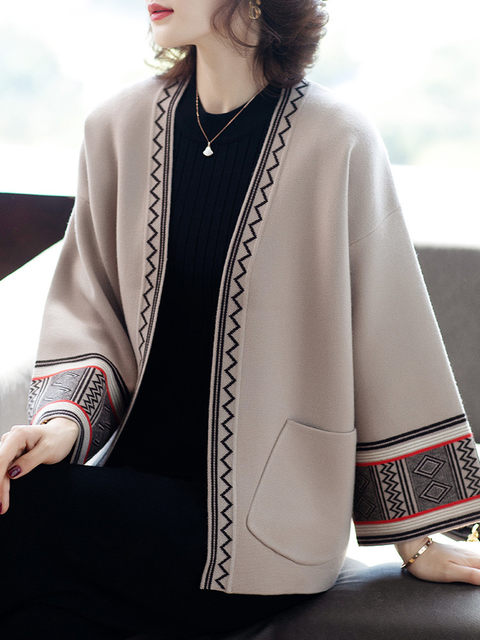 Middle-aged mother's spring and autumn coat, western style, middle-aged and elderly women's spring cardigan, temperament, new large size top, 50 years old and 60 years old