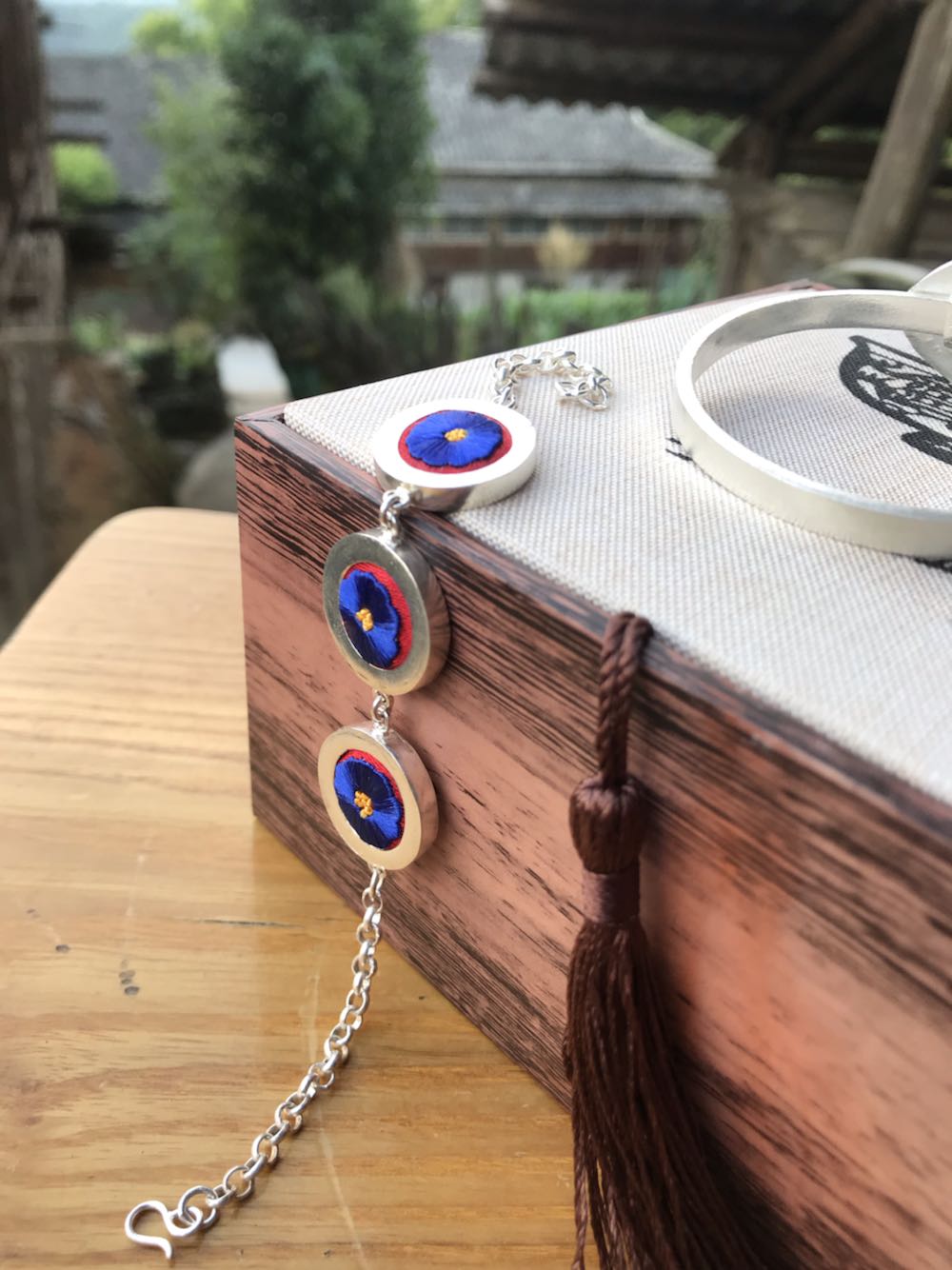 Guizhou National Embroidery Hands Miao Family Intangible Heritage Breaking Embroidery Hands 999 Sterling Silver Mosaic Miao Embroidery