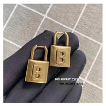 Advanced retro brass making old letter locking head earrings hiphop personality boomer ear decoration for men and women European and American lukewarm