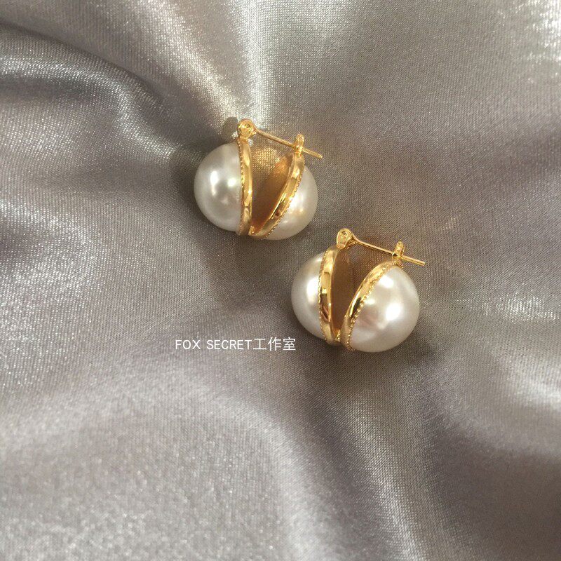 Lazy French ~ Advanced Respiratory Paleo Double - sided Open Pearl Earring Plated with a true gold - colored European and American earbutton