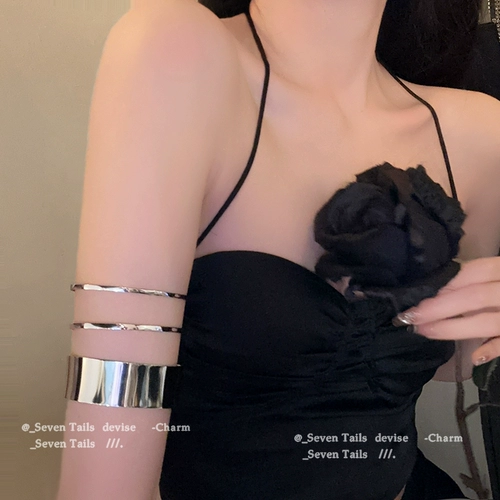 Небольшой дизайнерский аксессуар, брендовый браслет, изысканный стиль