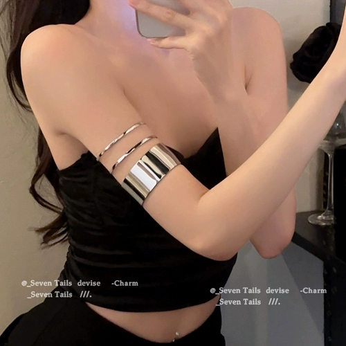 Небольшой дизайнерский аксессуар, брендовый браслет, изысканный стиль