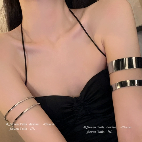 Небольшой дизайнерский аксессуар, брендовый браслет, изысканный стиль