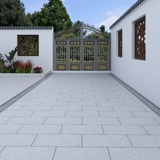 На открытом воздухе плитка пола.