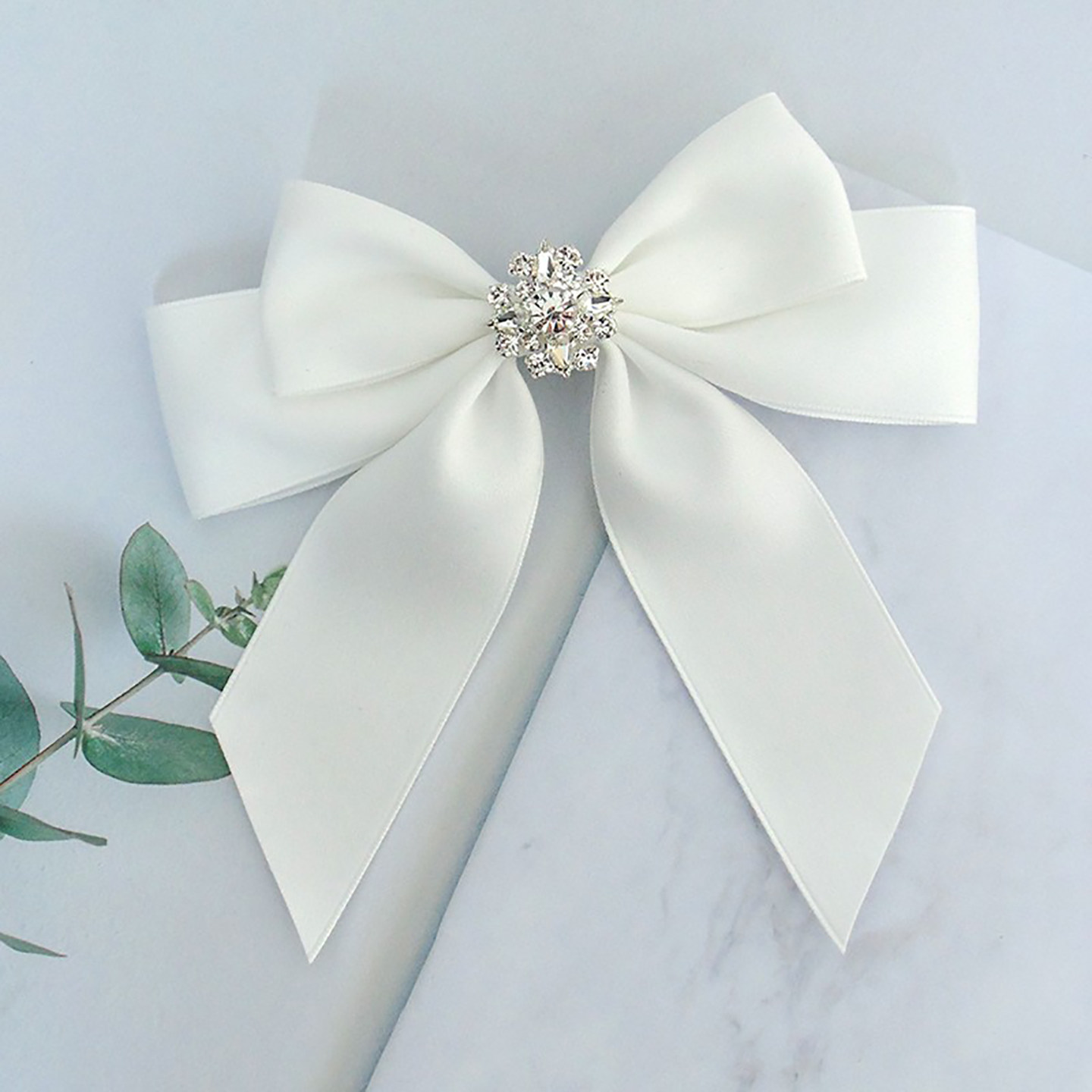 Off-white vintage rhinestone bow brooch, a sophisticated shirt collar pin accessory perfect for 2025.