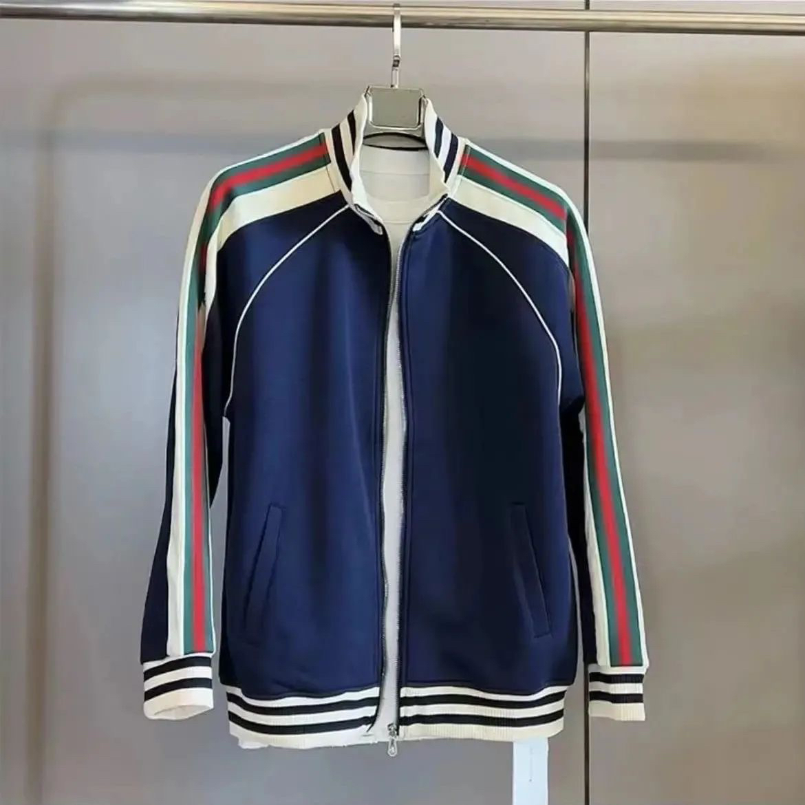 Fréijoer an Hierscht Nei Männer Trendy Villsäiteg Sportartikelen Europäesch High-End Faarfblock Cardigan Stand-up Kraag_voghion.com