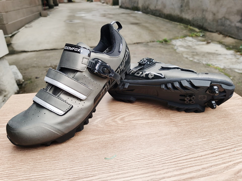 Slightly flawed foreign trade couple models professional bicycle road riding shoes buckle card shoes mountain bike shoes mind do not shoot
