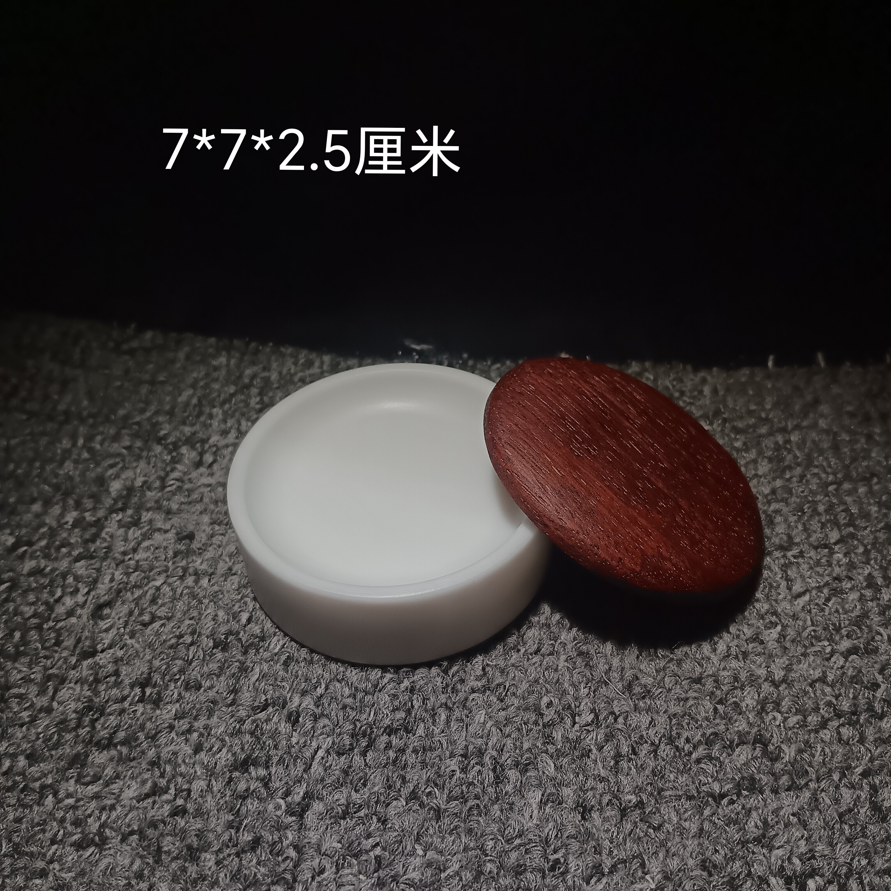 趙慶段硯は、蓋と錦織の箱が付属しており、天然の純白墨、色墨、辰砂が入っています。絵画に最適で、使いやすく、手頃な価格です。