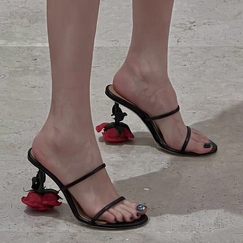 So beautiful!! So pretty! Sexy rose-patterned high heels.