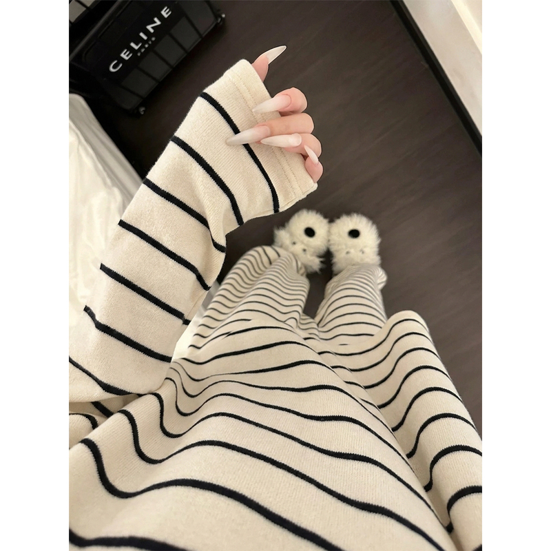 2026 New High-End Striped Velvet Pajamas for Women, Autumn and Winter, Fleece-Lined, Thickened Cashmere Brushed Loungewear for Spring and Autumn 2026 New High-End Striped Velvet Pajamas for Women, Autumn and Winter, Fleece-Lined, Thickened Cashmere Brushed Loungewear for Spring and Autumn
