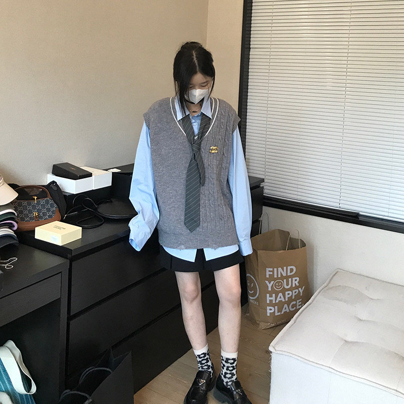 Wang Shaoshe's shop grey waistcoat spring and summer new design Feeling Small Crowdknit Fashion Outlap Wear Vest Blouse