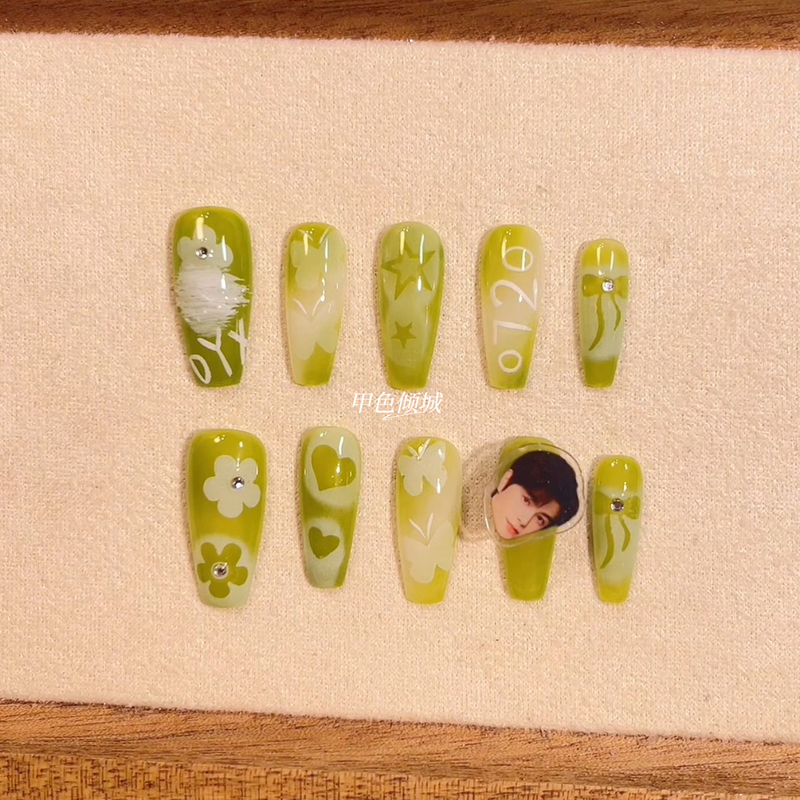 Ding Yuxi's Support Nail Art Is Handmade, Internet-Famous Acrylic Rotating Photo Stickers with Celebrity Attributes for Fan Support
