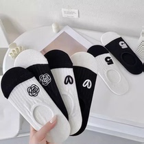 Summer invisible socks Internet celebrity hot black and white embroidered anti-slip socks that do not fall off and student boat socks Yi Ges new womens socks