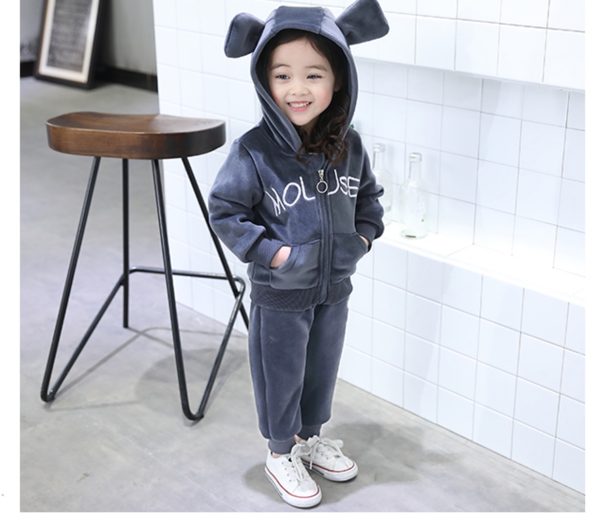 Bộ đồ mùa thu nhung vàng 2018 cho bé gái mới bé nhỏ dày đôi nhung hai mảnh thủy triều áo quần trẻ em