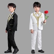 Childrens đen và trắng nhỏ phù hợp với phù hợp với cậu bé Hàn Quốc phiên bản của các sinh viên tốt nghiệp phù hợp với hoa sàn catwalk trình diễn váy trẻ em ăn mặc.