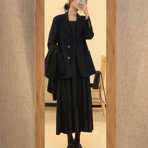 Черный осенний короткий небольшой дизайнерский пиджак классического кроя, коллекция 2023, подходит для подростков, тренд сезона, изысканный стиль