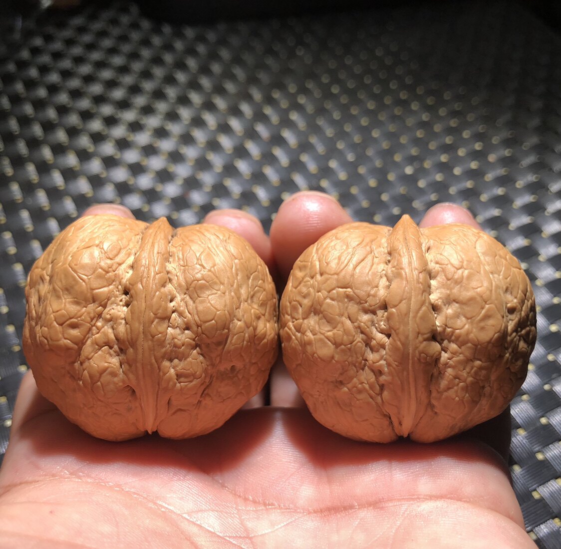 Extra-large light grain serpent leather pattern germination wrap clam toad head Yuan Bao Goose Bag Lions head 44 Offers