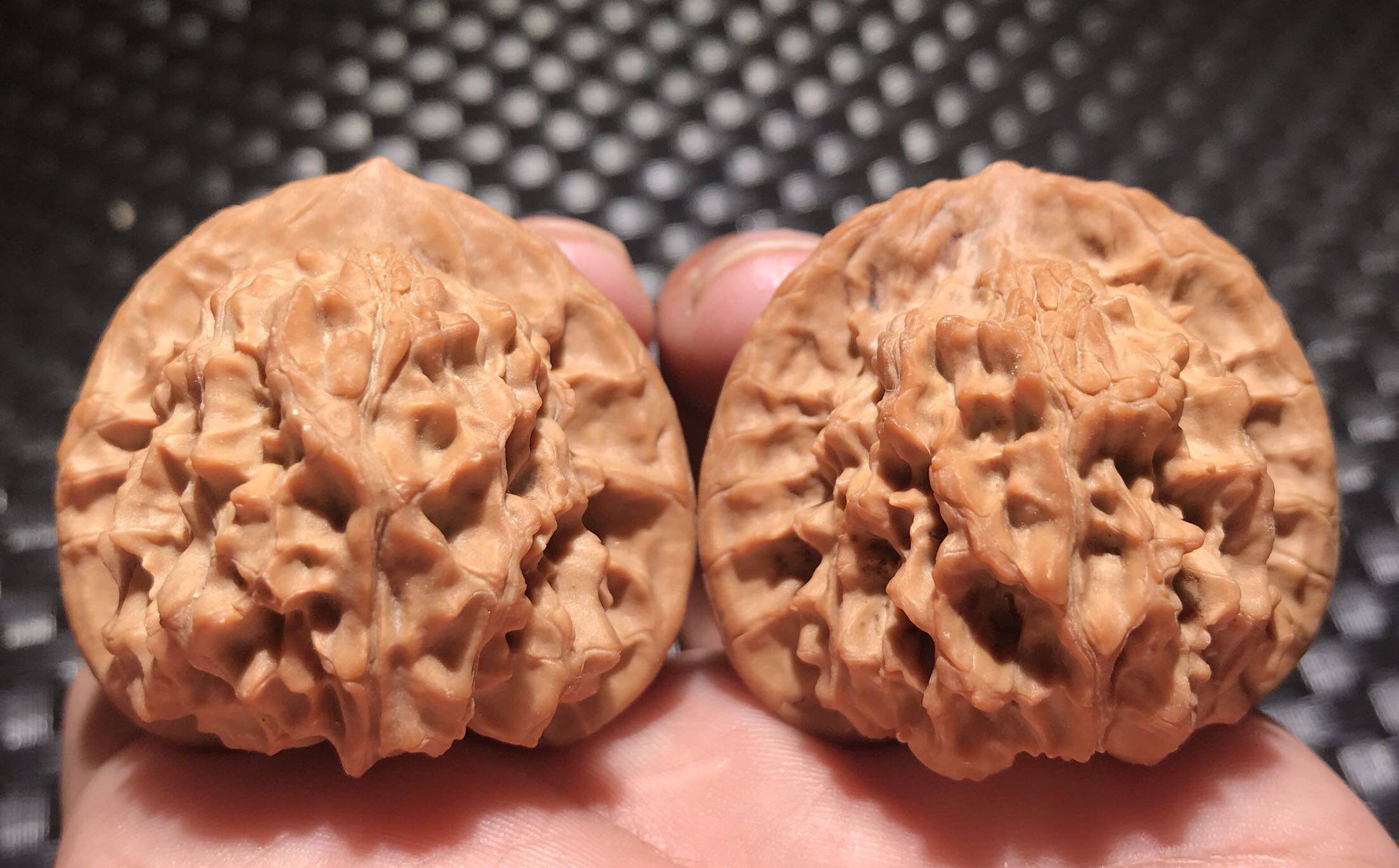 20 years new pure wild Guanyin lion head large size to play with little crowdsourced walnut special price official hat 42