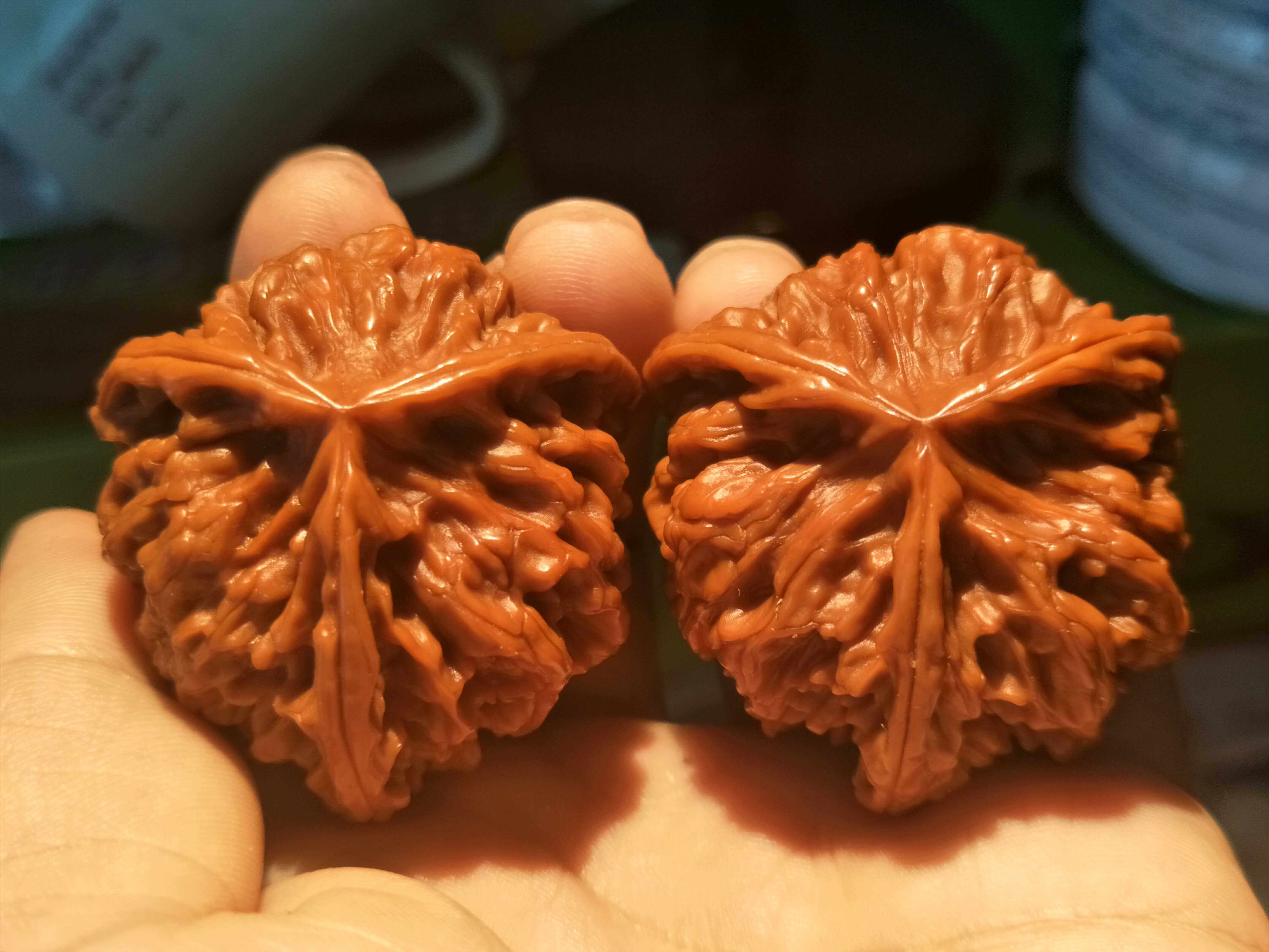 Walnuts play wild Yunnan old iron super 3 - prism of the large 3 - length stem of Mitsubishi shadow