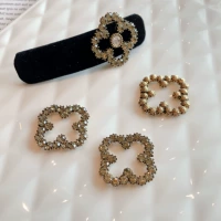 1 четырехлистный цветок диаметром 3 см.