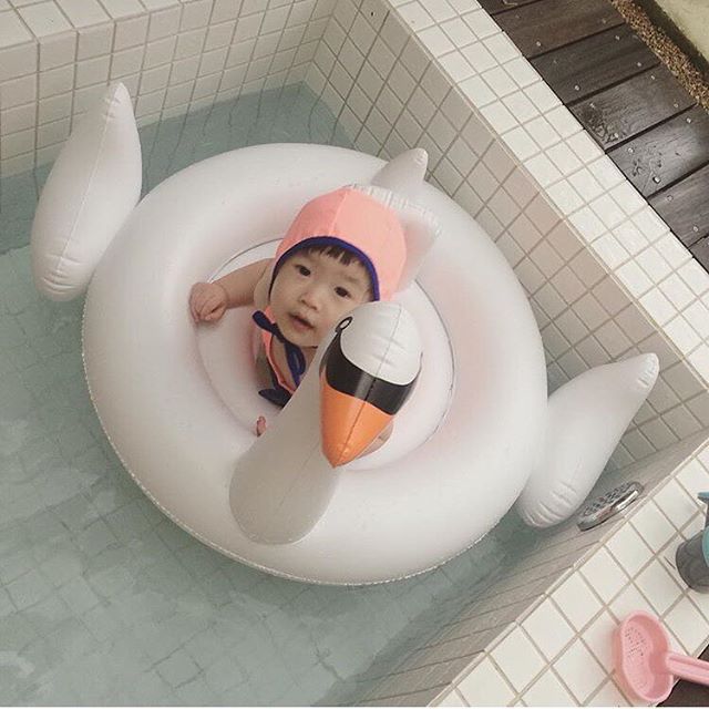 Trẻ em bơi vòng bé ghế thiên nga trắng hình chim hồng hạc bơi vòng bé bơm hơi chơi vòng tròn gắn kết trẻ em phao tay trẻ em