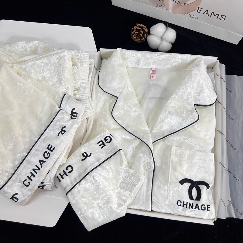 2026 New Spring and Autumn Style Small Chanel-Style Velvet Pajamas for Women, Winter High-End Loungewear Set That Can Be Worn Outside