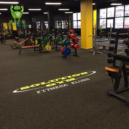 Спортивный ковер для спортзала, гантели