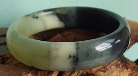 A jade-coloured bracelet in the style of a jade