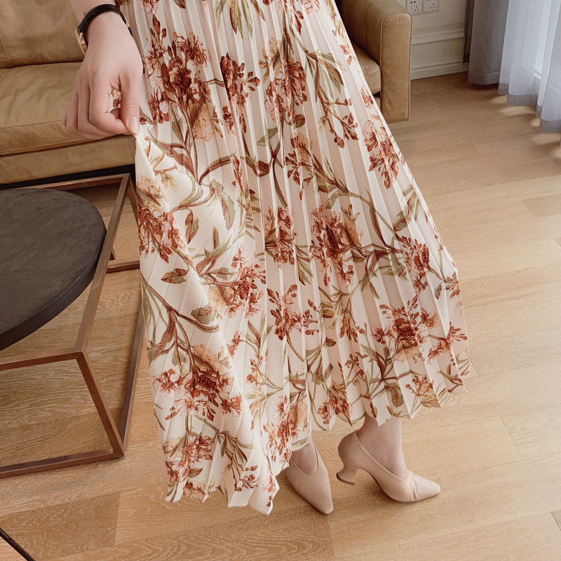 A half-skirt worn in the long version of the long version of the half-body dress in the new printed plexicated dress of the Marshi Carmine in spring and summer