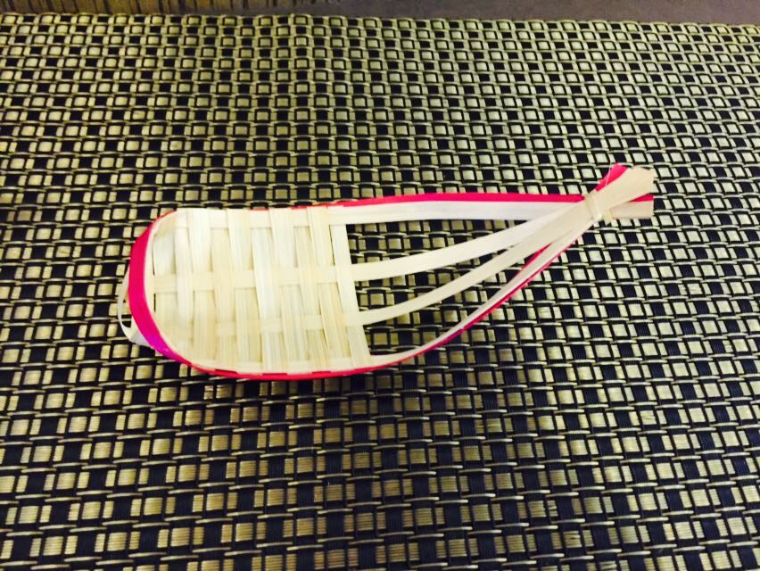 Day-style bamboo-wood sashimi body sushi decorated with bamboo-made small boat refreshment basket sushi pan fried in blue sky woman compass