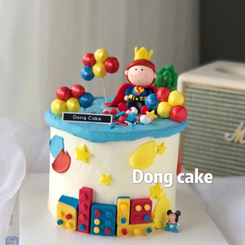 Children's birthday cake decorated with soft pottery pendulum pieces The Beatles Superman Little Prince's birthday party sweet table arrangement dress up