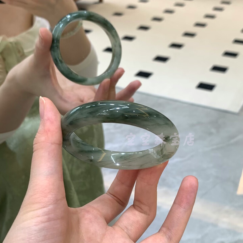 Natural Ice-Type Tianshan Green Jade Bracelet for Women, with Flowing Snow Green, Round Flat Bar Jade Bangle, Xinjiang Jade Color, Suitable for Gift Giving