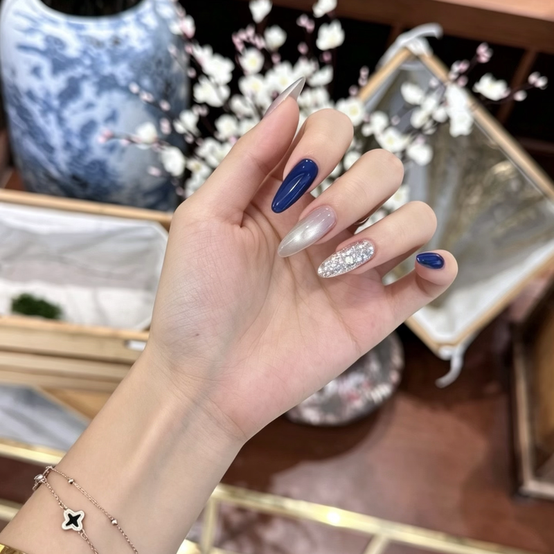 Handmade Nails in Klein Blue with Contrasting Silver Foil and Crushed Diamonds, High-End Whitening, Light Luxury, Elegant Finished Fake Nails