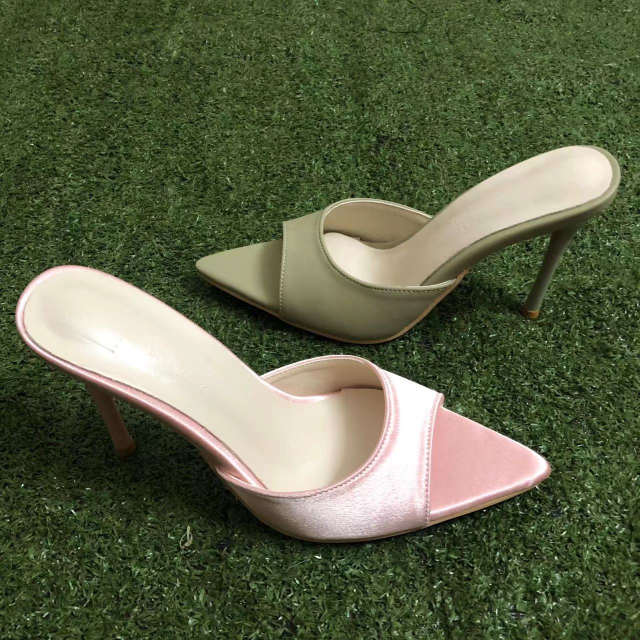 8厘米高跟一字带凉拖：夏日里行走的艺术