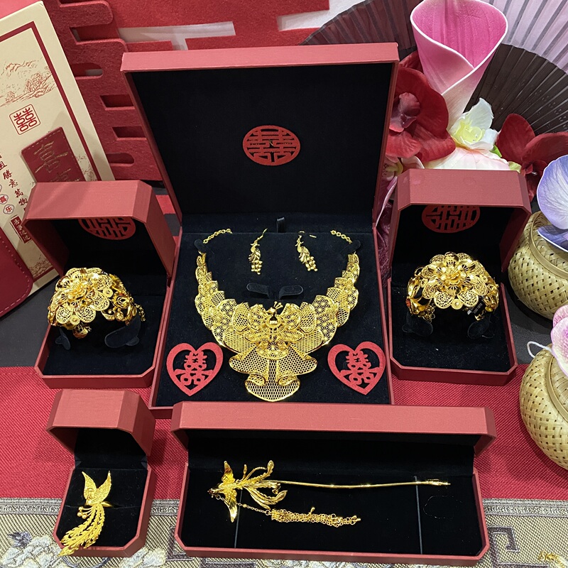 Elegant Table Setting, Metal Flower Necklace, Golden Branches and Leaves, Peony Flower, Artificial Bracelet, Phoenix and Peacock, Wedding Wear Elegant Table Setting, Metal Flower Necklace, Golden Branches and Leaves, Peony Flower, Artificial Bracelet, Phoenix and Peacock, Wedding Wear