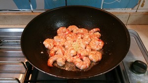 传统美食葱爆虾仁的做法