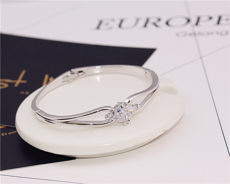 Vòng đeo tay kim cương Hàn Quốc Hàn Quốc zircon Châu Âu và Mỹ Thời trang đơn giản Thời trang Hoa hồng Vòng đeo tay nữ Vàng vòng vàng 18k