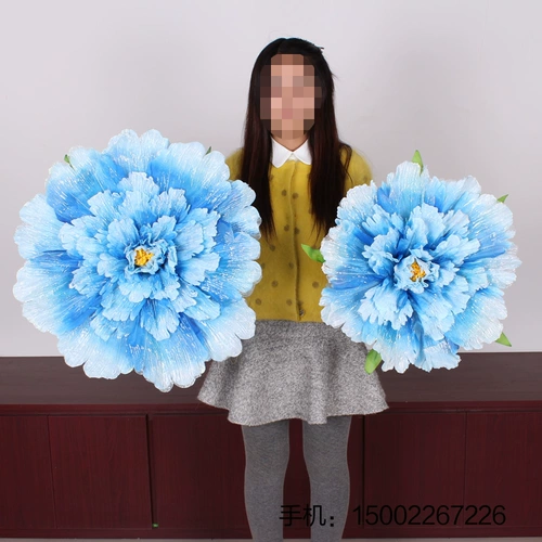 Танцевальные реквизиты цветочные симуляции пион цветок рука держа в себе газет на сцене пиора