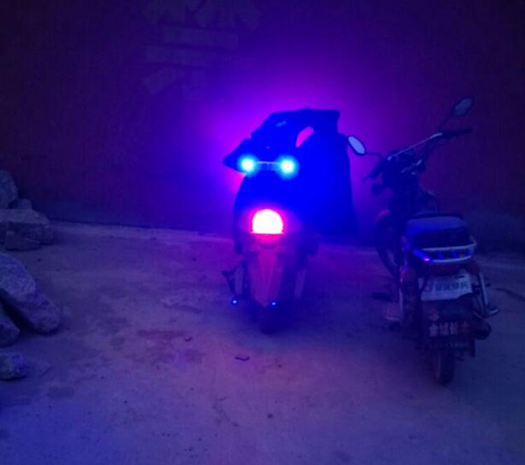 Ô tô và xe máy 12V chống nước ngoài độ sáng cao LED ban ngày chạy nhẹ tay lái đèn phanh ánh sáng đèn sương mù đảo ngược ánh sáng đèn led vàng xe máy