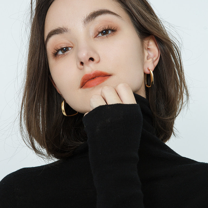 Niche design sense of premium gold earrings 2021 new fashion light luxury temperament fall winter stud earrings earrings women 2022