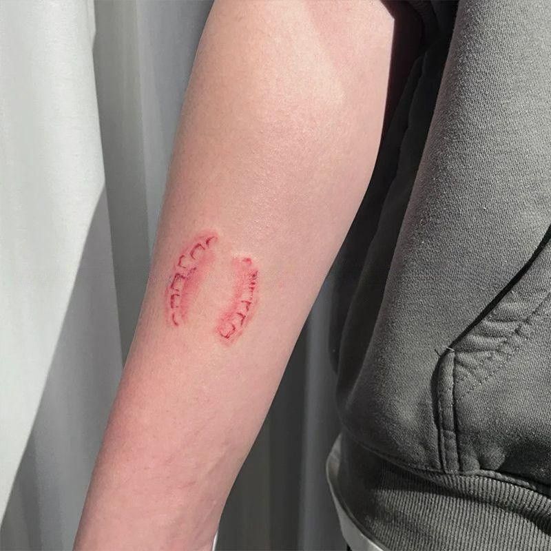 Blood-Colored Bite Mark Tattoo Stickers, Waterproof and Sweat-Proof, Realistic, Niche, Trendy, Cool, Unique, Halloween Arm Tooth Mark