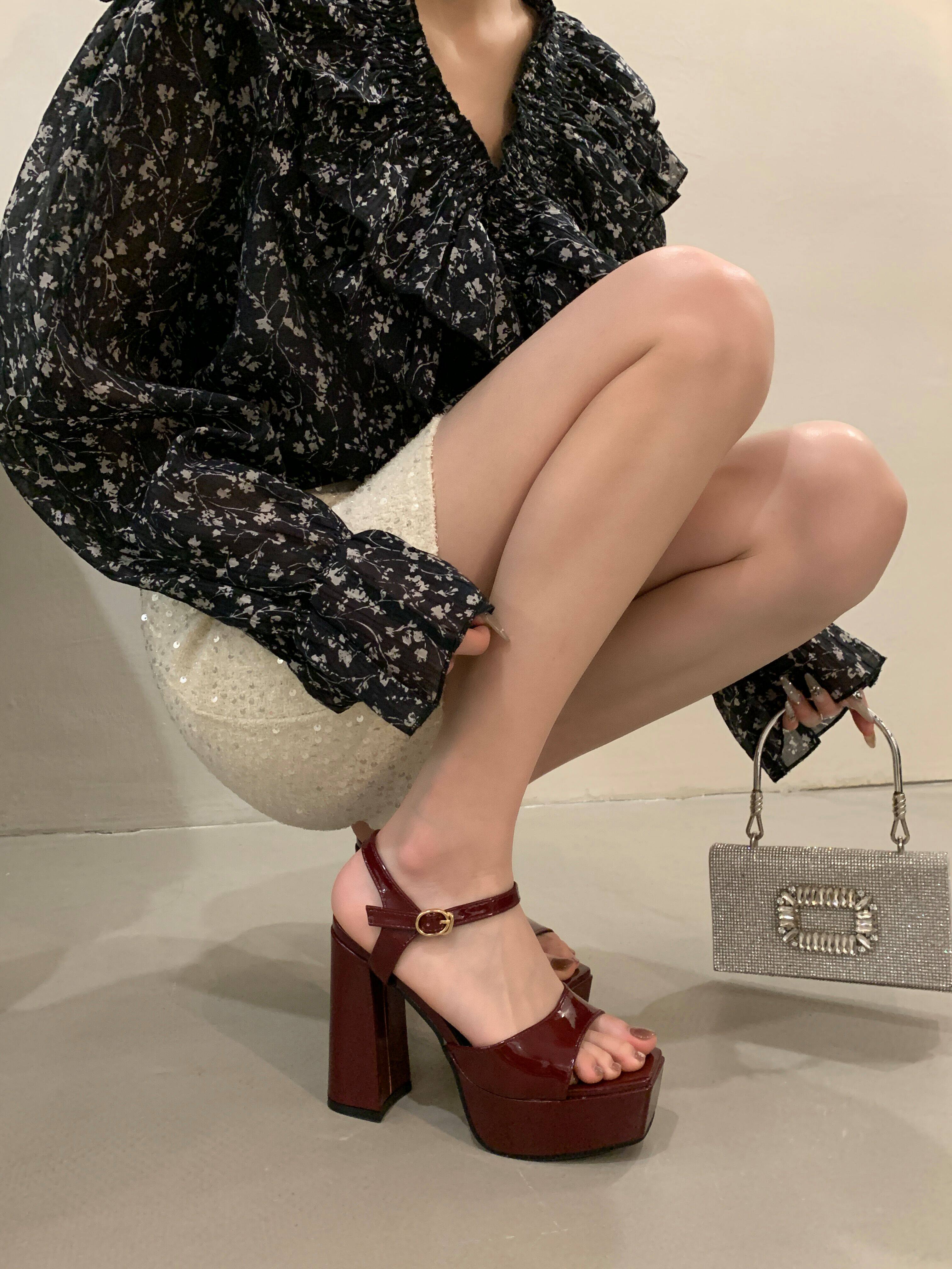 ВПП модель переходный мостик женская обувь 13см сверхвысокий следовать обувь женская водонепроницаемый платформа слово пояс слой краски толстая сандалии Женское лето 无品牌/无注册商标 