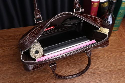 Таиланд легкая роскошная крокодиловая кожаная мужская мешка кожаная молодежная молодежная кросс -модель бизнес -модная мода высокая текстура Официальная сумка документа.