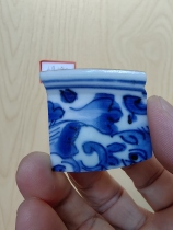 The Kangxi blue and white porcelain pieces of the third dynasty of the Qing Dynasty are full of hundreds of broken branches and flowers. Just play with the old porcelain pieces.