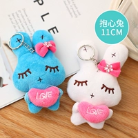 Серый держит кролика