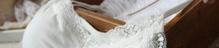 Mùa hè 2018 mới của phụ nữ ren ren cổ chữ V ren ren phương thức chạm đáy màu đen mỏng yếm áo kiểu nữ đẹp