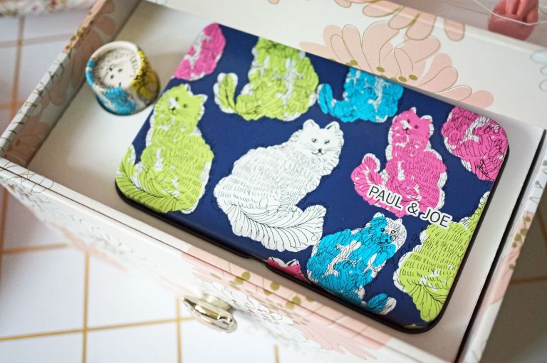Tại chỗ! Paul & Joe 15th Anniversary Cat Makeup Set Eye Shadow + Case + Pack + Replica Lipstick son dưỡng vaseline thỏi